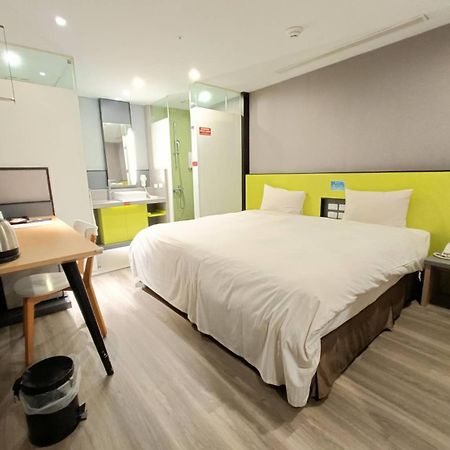 Walker-Taoyuan Hotell Exteriör bild